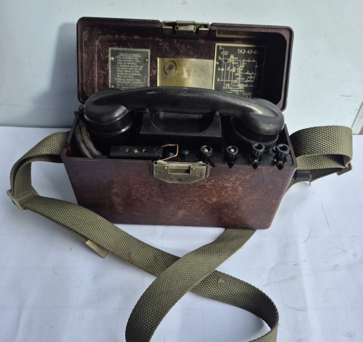 R-102 Telefon polowy TAJ-43MR – wojskowy aparat telefoniczny.jpeg