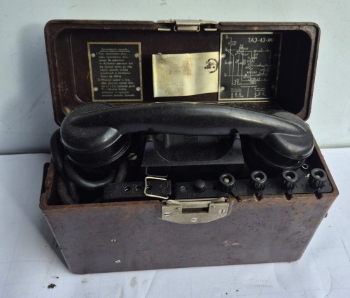 R-103 Telefon polowy TAJ-43MR – wojskowy aparat telefoniczny.jpeg