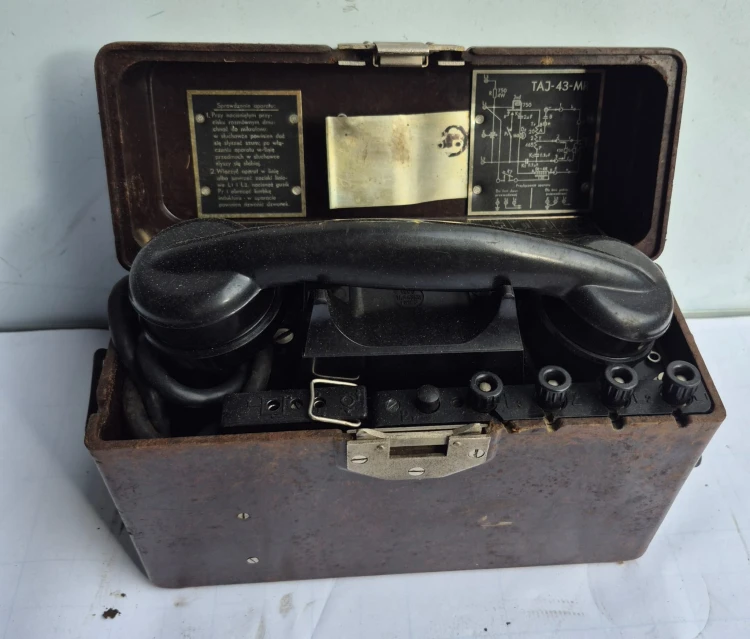 R-103 Telefon polowy TAJ-43MR – wojskowy aparat telefoniczny.jpeg