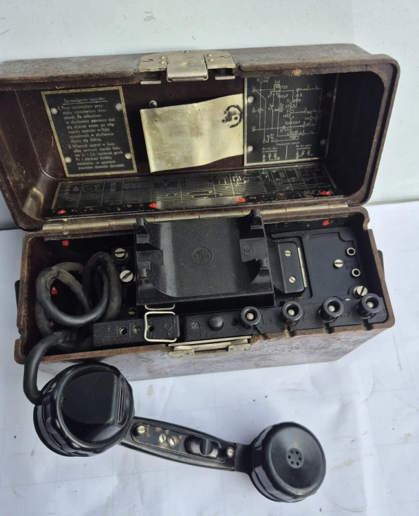 R-103 Telefon polowy TAJ-43MR – wojskowy aparat telefoniczny3.jpeg