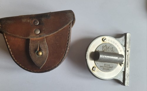 INN-42 kątomierz artyleryjski.jpeg