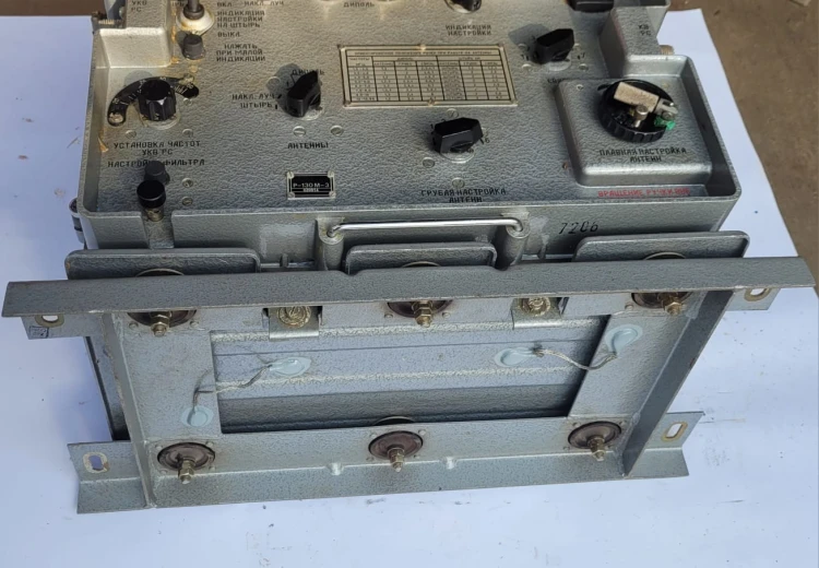 R-13 Skrzynka antenowa R-130M - radiostacja wojskowa2.jpeg