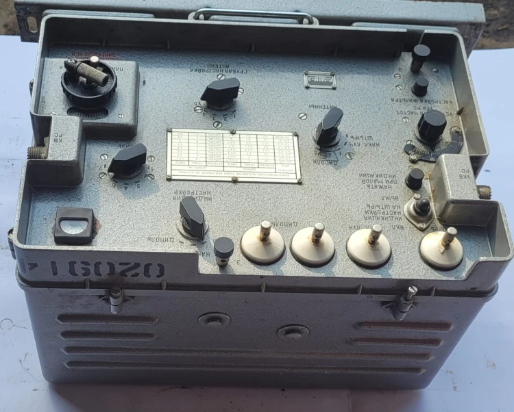 R-13 Skrzynka antenowa R-130M - radiostacja wojskowa3.jpeg