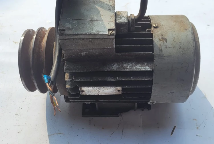 CZ-4Silnik elektryczny  MEZ Mohelnice 4AP 90L-2 - 2,2 kW.jpeg