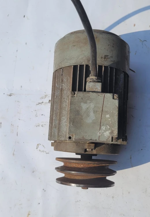 CZ-4Silnik elektryczny  MEZ Mohelnice 4AP 90L-2 - 2,2 kW3.jpeg