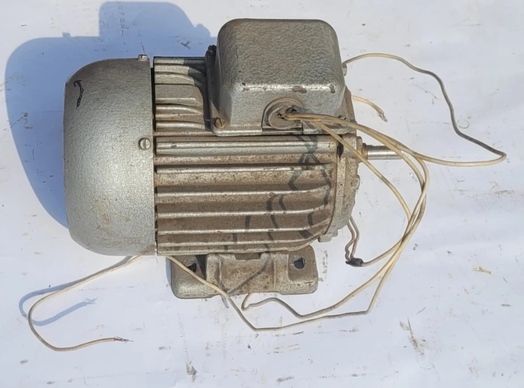 CZ-5Silnik elektryczny Tamel SZJe 0,75 kW - trójfazowy.jpeg