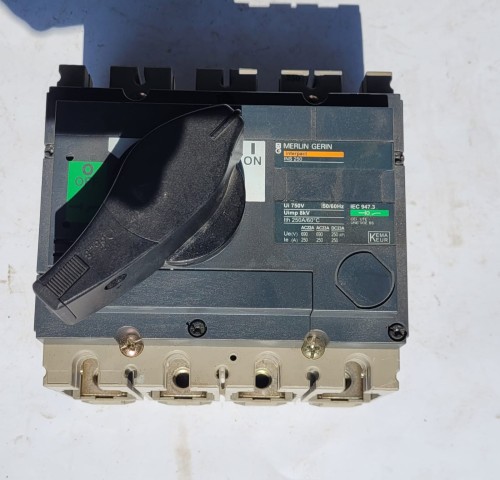 EL-28 Rozłącznik izolacyjny Shneider INS250 250A 690V.jpeg