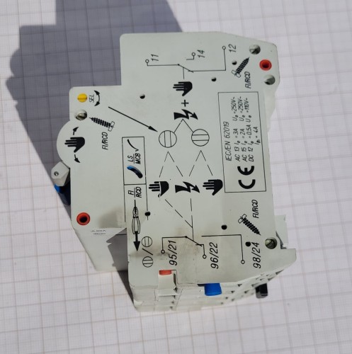 EL-36 Różnicówka Schrack 63A 30mA 3+N + styk pomocniczy BD-HR 2.jpeg