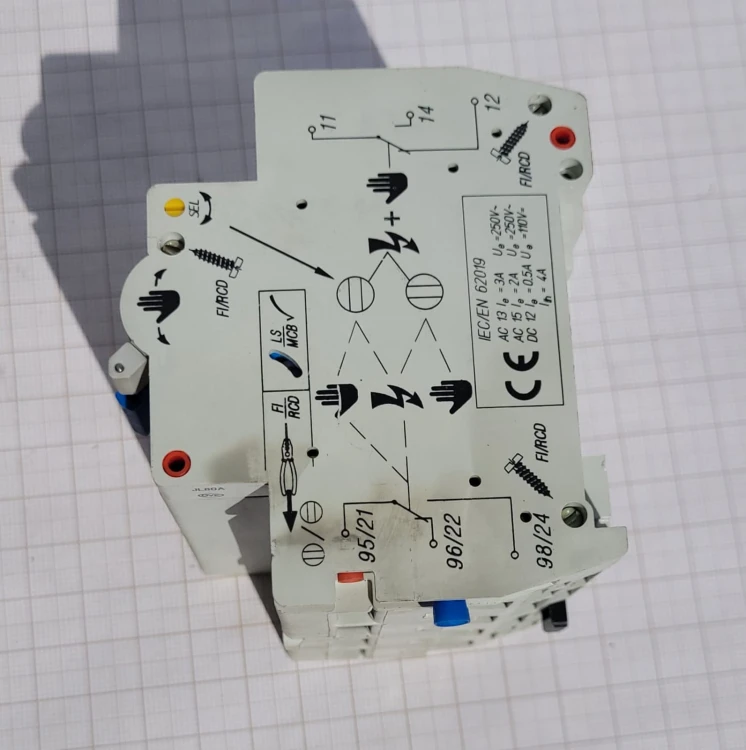 EL-36 Różnicówka Schrack 63A 30mA 3+N + styk pomocniczy BD-HR 2.jpeg