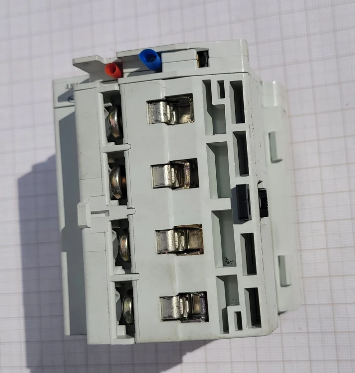 EL-36 Różnicówka Schrack 63A 30mA 3+N + styk pomocniczy BD-HR 3.jpeg