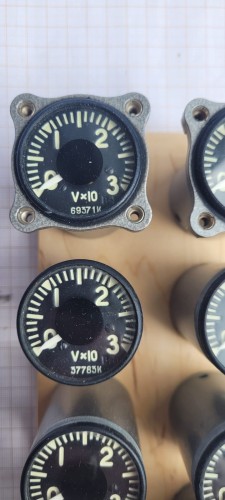 TL-16 zegar pokładowy woltomierz.jpeg