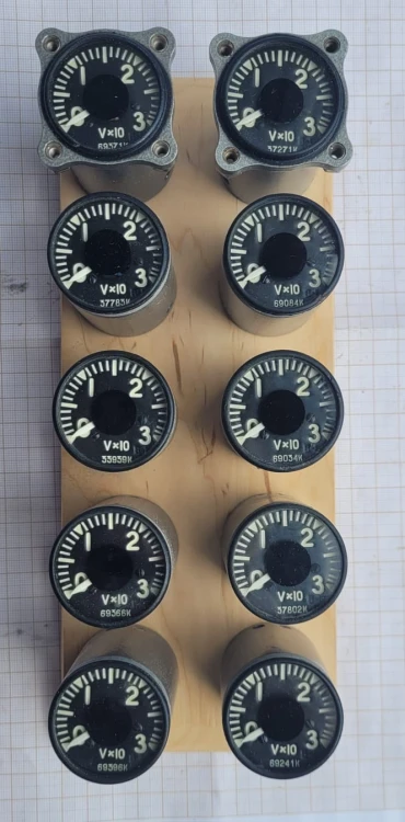 TL-16 zegar pokładowy woltomierz1.jpeg