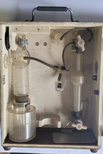 INN-78 Zestaw laboratoryjny do analizy gazów AW-3 – przenośny, vintage PRL.jpeg