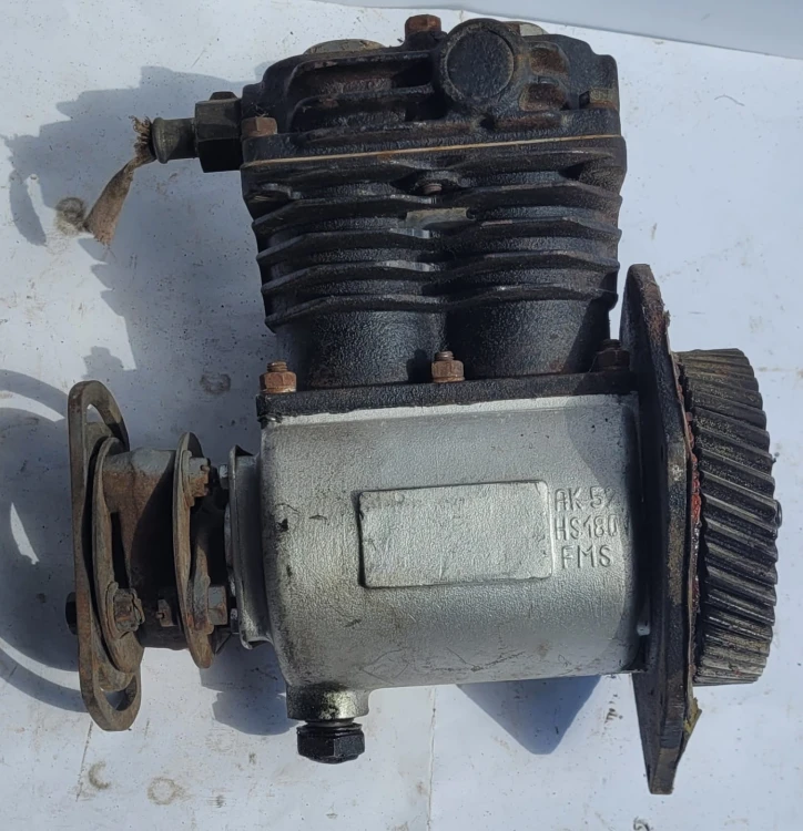 CZ-8 Sprężarka powietrza dwucylindrowa HS180 FMS – tłokowa.jpeg