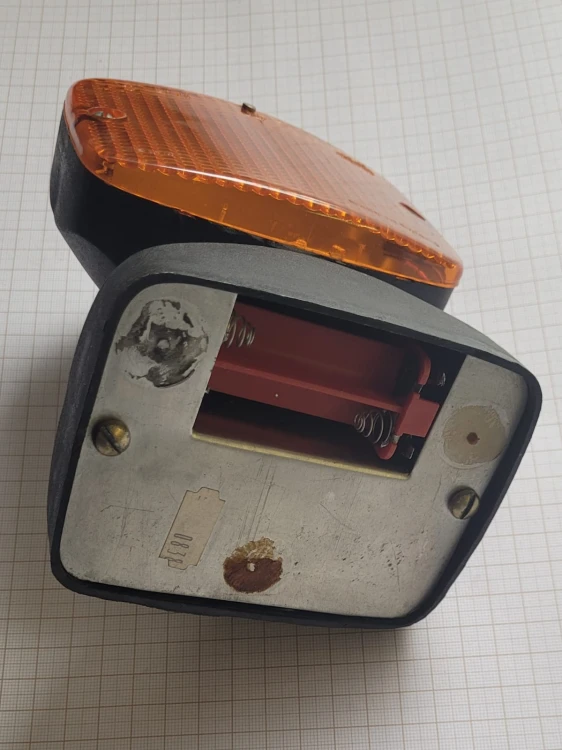 EL-40 Przenośne światło ostrzegawcze typu „kogut”, zasilane bateriami 2×AA, 3.jpeg