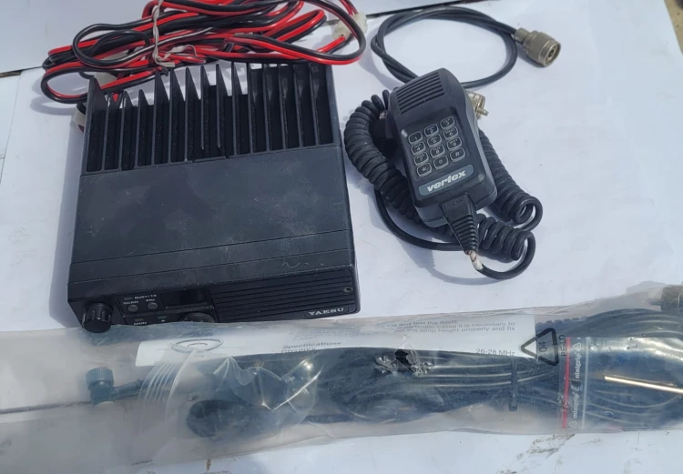 EL-41 Radiotelefon Yaesu FTL-1011 + mikrofon MH-700o , komplet.jpeg